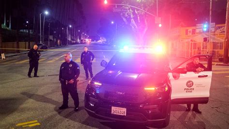 3 Los Angeles officers wounded, suspect dead in standoff